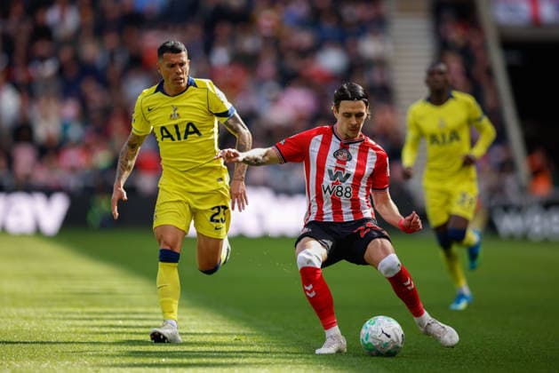 Sunderland v Tottenham Hotspur, Premier League Enzo Le Fee of Sunderland makes a pass during the Sunderland v Tottenham Hotspur Premier League match at the Stadium of Light, Sunderland, England on 12 April 2026 Credit: Craig Cowan Every Second Media Editorial use only. All images are copyright Every Second Media Limited. No images may be reproduced without prior permission. All rights reserved. Premier League and Football League images are subject to licensing agreements with Football DataCo Limited. see https: www.football-dataco.com Copyright: xIMAGO EveryxSecondxMediax ESM-1907-0053 CraigxCowanx xEveryxSecondxMediax