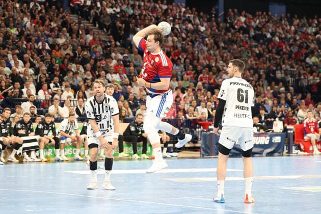 Handball Daikin Handball Bundesliga 2025 2026 Handball Sport Verein Hamburg vs THW Kiel Lukas Laube Kiel , Moritz Sauter Hamburg , successful goal throw,Hendrik Pekeler Kiel , Barclays Arena Hamburg