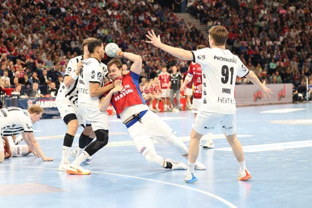 Handball Daikin Handball Bundesliga 2025 2026 Handball Sport Verein Hamburg vs THW Kiel Lukas Laube Kiel , Mohab Mohamed Saeed Abdelhak Kiel , Moritz Sauter Hamburg ,Bence Imre Kiel , Barclays Arena Hamburg