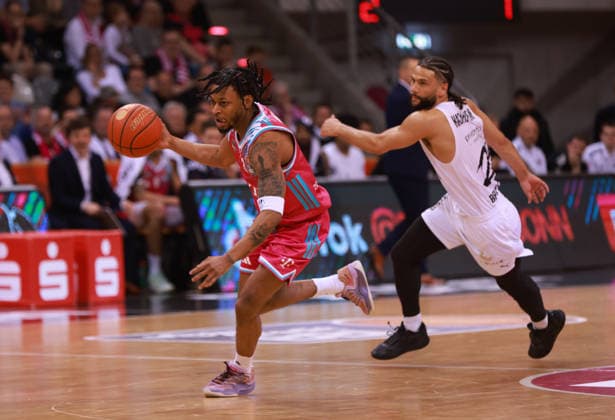 Zach Cooks Bonn on the ball against Kaza Kajami Keanue Braunschweig , Bonn, Germany, 12 04 2026, Basketball Bundesliga, Matchday 29, Telekom Baskets Bonn vs Basketball Löwen Braunschweig