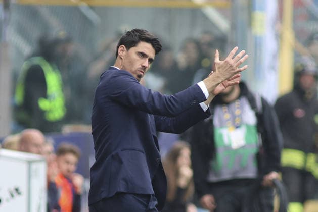 CALCIO - Serie A - Parma Calcio vs SSC Napoli Carlos Cuesta Head Coach of Parma AC claps the hand during Parma Calcio vs SSC Napoli, 32Â° Serie A Enilive 2025-26 game at New Balance Arena in Parma (PR), Italy, on April 12, 2026. Parma Italy  Copyright: xIPAxSport ABACAx