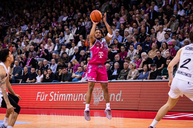 easyCredit Basketball Bundesliga, Telekom Baskets Bonn vs Basketball Löwen Braunschweig, 12 04 2026 Zachery Cooks Telekom Baskets Bonn 3 on a three-pointer easyCredit Basketball Bundesliga, Telekom Baskets Bonn vs Basketball Löwen Braunschweig, 12 04 2026, Telekom Dome Bonn Copyright: xBEAUTIFULxSPORTS Derixx
