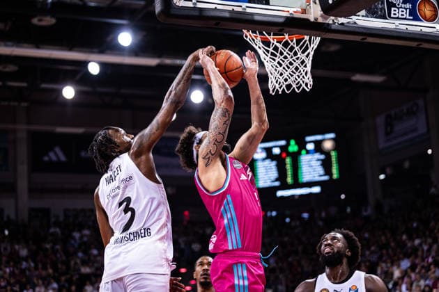 easyCredit Basketball Bundesliga, Telekom Baskets Bonn vs Basketball Lions Braunschweig, 12 04 2026 Josh Hawley BASKETBALL LÖWEN BRAUNSCHWEIG 3 blocks Michael Kessens Telekom Baskets Bonn 6 easyCredit Basketball Bundesliga, Telekom Baskets Bonn vs Basketball Lions Braunschweig, 12 04 2026, Telekom Dome Bonn Copyright: xBEAUTIFULxSPORTS Derixx