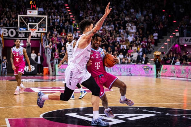 easyCredit Basketball Bundesliga, Telekom Baskets Bonn vs Basketball Löwen Braunschweig, 12 04 2026 Zachery Cooks Telekom Baskets Bonn 3 and Joshua Obiesie BASKETBALL LÖWEN BRAUNSCHWEIG 8 easyCredit Basketball Bundesliga, Telekom Baskets Bonn vs Basketball Löwen Braunschweig, 12 04 2026, Telekom Dome Bonn Copyright: xBEAUTIFULxSPORTS Derixx