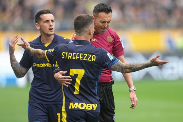 PARMA, ITALY, APRIL 12: Gabriel Strefezza of Parma Calcio argus with the referee Marco Di Bello during the Serie A match between Parma Calcio and SSC Napoli in Parma, Italy. Copyright: xFOTOAGENZIAx
