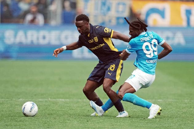 PARMA, ITALY, APRIL 12: Mandela Keita of Parma Calcio vies with Frank Anguissa of SSC Napoli during the Serie A match between Parma Calcio and SSC Napoli in Parma, Italy. Copyright: xFOTOAGENZIAx
