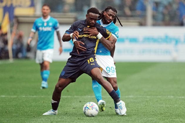 PARMA, ITALY, APRIL 12: Mandela Keita of Parma Calcio vies with Frank Anguissa of SSC Napoli during the Serie A match between Parma Calcio and SSC Napoli in Parma, Italy. Copyright: xFOTOAGENZIAx