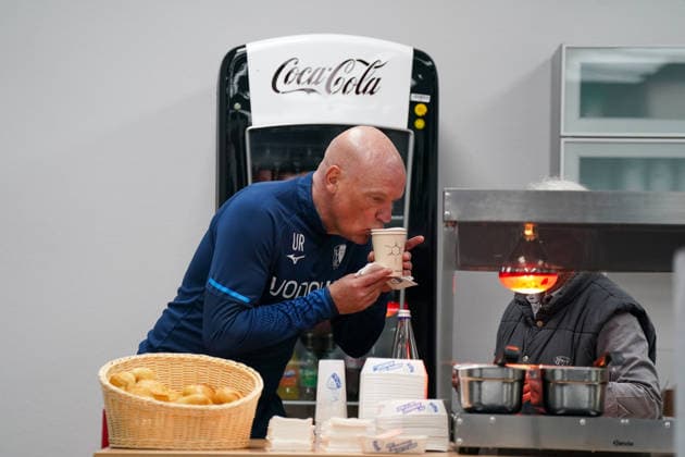 Germany Soccer 2 Bundesliga 2025 2026, Matchday 29 VfL Bochum vs Eintracht Braunschweig Vonovia Ruhrstadion Uwe Rösler Uwe Roesler Uwe Rosler Coach, VfL Bochum at the snack bar in the press room before the press conference Copyright: xJOERANxSTEINSIEKx