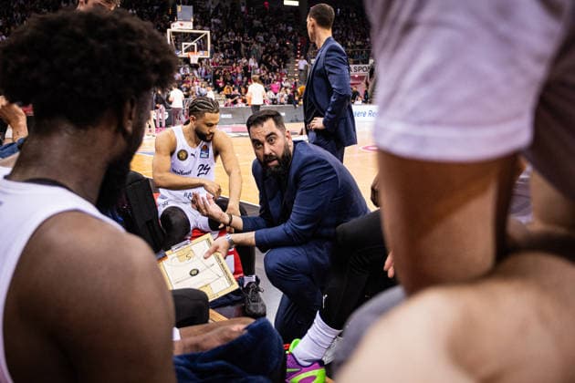 easyCredit Basketball Bundesliga, Telekom Baskets Bonn vs Basketball Löwen Braunschweig, 12 04 2026 Ramon Diaz BASKETBALL LÖWEN BRAUNSCHWEIG Head Coach during timeout easyCredit Basketball Bundesliga, Telekom Baskets Bonn vs Basketball Löwen Braunschweig, 12 04 2026, Telekom Dome Bonn Copyright: xBEAUTIFULxSPORTS Derixx