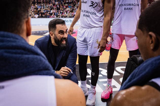 easyCredit Basketball Bundesliga, Telekom Baskets Bonn vs Basketball Löwen Braunschweig, 12 04 2026 Ramon Diaz BASKETBALL LÖWEN BRAUNSCHWEIG Head Coach during timeout easyCredit Basketball Bundesliga, Telekom Baskets Bonn vs Basketball Löwen Braunschweig, 12 04 2026, Telekom Dome Bonn Copyright: xBEAUTIFULxSPORTS Derixx