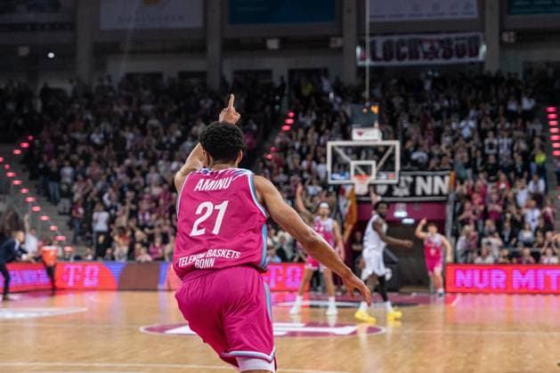 Scene with Joel Aminu 21 Telekom Baskets Bonn from behind on the pitch EasyCredit BBL league match on matchday 29 in Bonn between Telekom Baskets Bonn and Basketball Löwen Braunschweig Joel Aminu 21 Telekom Baskets Bonn raises his arm Copyright: xFeyzullahxGökalp feyzofsportsx