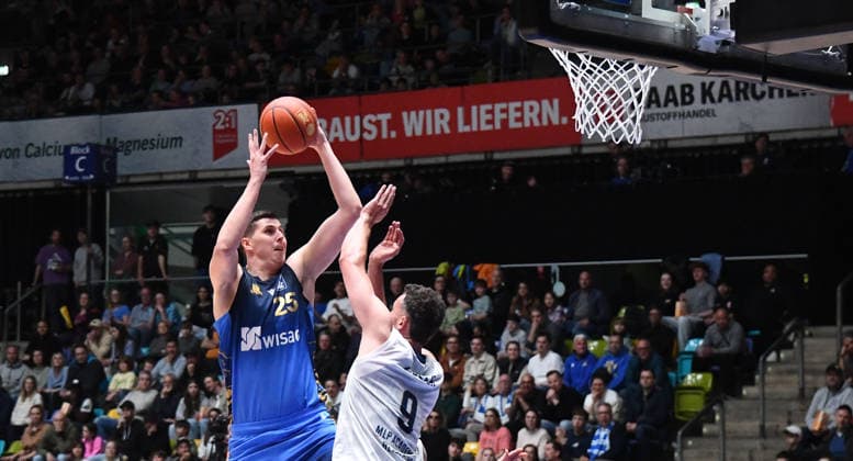 12 04 2026, xokbx, Basketball easyCredit BBL Bundesliga, Frankfurt Skyliners MLP Academics Heidelberg v l Jacob Knauf Fraport Skyliners Frankfurt , Paul Zipser MLP Academics Heidelberg , throw, jump, duel, duel DFL DFB REGULATIONS PROHIBIT ANY USE OF PHOTOGRAPHS as IMAGE SEQUENCES and or QUASI VIDEO Frankfurt am Main