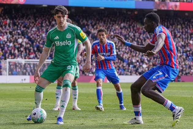 Crystal Palace v Newcastle United, Premier League Tino Livramento of Newcastle United under pressure from IsmaÃ¯la Sarr of Crystal Palace during the Crystal Palace v Newcastle United Premier League match at Selhurst Park, London, England on 12 April 2026 Credit: Dylan Hepworth Every Second Media Editorial use only. All images are copyright Every Second Media Limited. No images may be reproduced without prior permission. All rights reserved. Premier League and Football League images are subject to licensing agreements with Football DataCo Limited. see https: www.football-dataco.com Copyright: xIMAGO EveryxSecondxMediax ESM-1906-0054 DylanxHepworthx xEveryxSecondxMediax
