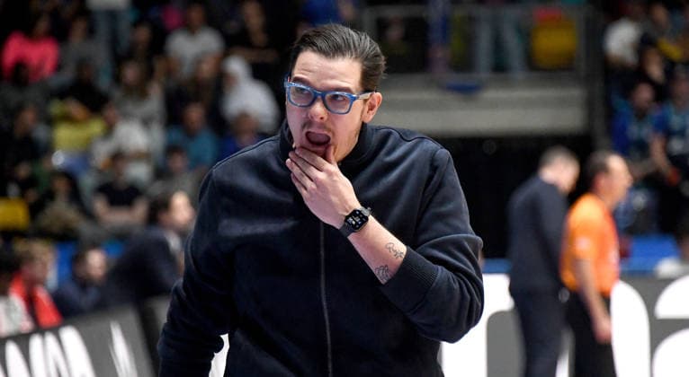 12 04 2026, xokbx, Basketball easyCredit BBL Bundesliga, Frankfurt Skyliners MLP Academics Heidelberg v l Headcoach Carlo Finetti MLP Academics Heidelberg , facial expressions, gestures, thoughtful, annoyed, frustrated DFLB DFB REGULATIONS PROHIBIT ANY USE OF PHOTOGRAPHS as IMAGE SEQUENCES and or QUASI VIDEO Frankfurt am Main