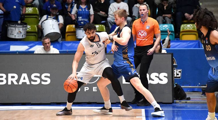 12 04 2026, xokbx, Basketball easyCredit BBL Bundesliga, Frankfurt Skyliners MLP Academics Heidelberg v l Marcel Kessen MLP Academics Heidelberg , Till Pape Fraport Skyliners Frankfurt , Zweikampf, Duell DFL DFB REGULATIONS PROHIBIT ANY USE OF PHOTOGRAPHS as IMAGE SEQUENCES and or QUASI VIDEO Frankfurt am Main