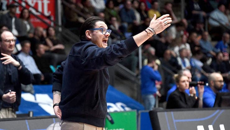 12 04 2026, xokbx, Basketball easyCredit BBL Bundesliga, Frankfurt Skyliners MLP Academics Heidelberg v l Headcoach Carlo Finetti MLP Academics Heidelberg , Mimik, Gestik, Anweisungen DFL DFB REGULATIONS PROHIBIT ANY USE OF PHOTOGRAPHS as IMAGE SEQUENCES and or QUASI VIDEO Frankfurt am Main