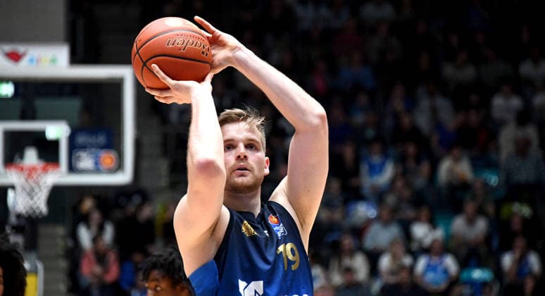 12 04 2026, xokbx, Basketball easyCredit BBL Bundesliga, Frankfurt Skyliners MLP Academics Heidelberg v l Till Pape Fraport Skyliners Frankfurt , Wurf DFL DFB REGULATIONS PROHIBIT ANY USE OF PHOTOGRAPHS as IMAGE SEQUENCES and or QUASI VIDEO Frankfurt am Main