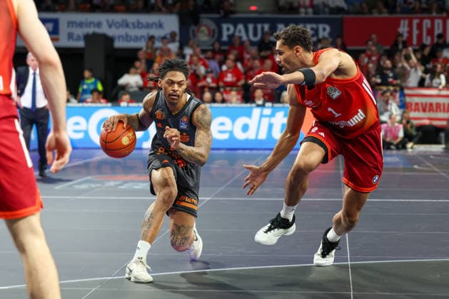 Nike Sibande (Niners Chemnitz, 02) mit Oscar da Silva (FC Bayern Basketball, 01), GER, FC Bayern Basketball vs. Niners Chemnitz, Basketball, easycredit Basketball Bundesliga, 29. Spieltag, Saison 2025 2026, 12.04.2026, GER, FC Bayern Basketball vs. Niners Chemnitz, Basketball, easycredit Basketball Bundesliga, 29. Spieltag, Saison 2025 2026, 12.04.2026 Muenchen *** Nike Sibande Niners Chemnitz, 02 with Oscar da Silva FC Bayern Basketball, 01 , GER, FC Bayern Basketball vs Niners Chemnitz, Basketball, easycredit Basketball Bundesliga, 29 Matchday, Season 2025 2026, 12 04 2026, GER, FC Bayern Basketball vs Niners Chemnitz, Basketball, easycredit Basketball Bundesliga, 29 Matchday, Season 2025 2026, 12 04 2026 Munich Copyright: xEibner-Pressefoto JennixMaulx EP_JML