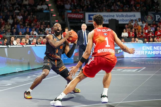 John Newman III Niners Chemnitz, 09 with Oscar da Silva FC Bayern Basketball, 01 , GER, FC Bayern Basketball vs Niners Chemnitz, Basketball, easycredit Basketball Bundesliga, 29 Matchday, Season 2025 2026, 12 04 2026, GER, FC Bayern Basketball vs Niners Chemnitz, Basketball, easycredit Basketball Bundesliga, 29 Matchday, Season 2025 2026, 12 04 2026 Munich Copyright: xEibner-Pressefoto JennixMaulx EP_JML