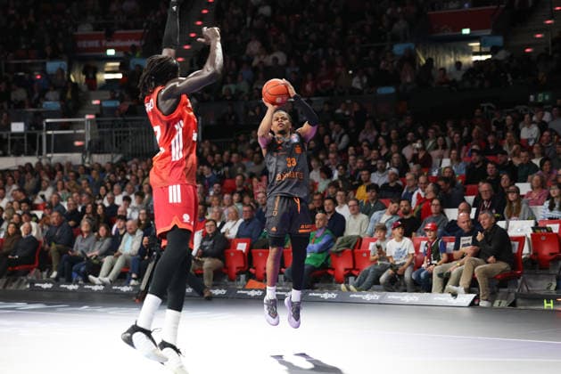 Eric Washington Niners Chemnitz, 33 with Wenyen Gabriel FC Bayern Basketball, 32 , GER, FC Bayern Basketball vs Niners Chemnitz, Basketball, easycredit Basketball Bundesliga, 29 Matchday, Season 2025 2026, 12 04 2026, GER, FC Bayern Basketball vs Niners Chemnitz, Basketball, easycredit Basketball Bundesliga, 29 Matchday, Season 2025 2026, 12 04 2026 Muenchen Copyright: xEibner-Pressefoto JennixMaulx EP_JML