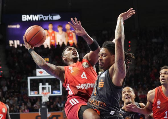 Bayerns 4 Xavier RATHAN MAYES vs Chemnitz 2 SIBANDE Basketball Bayern Chemnitz Bundesliga, FC Bayern Basketball Niners Chemnitz, 29 Matchday, Season 2025 2026, 12 4 2026, in Munich, B M W P A R K, Germany Source Copyright Credit Oryk HAIST xBASKETBALL-BAYERN-CHEMNITZx