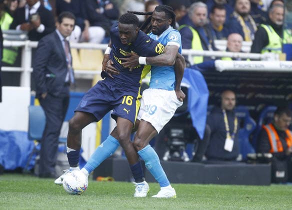 Parma mandela keita and Napoli Frank Anguissa during the Serie A soccer match between Parma and Napoli at the Stadio Ennio Tardini di Parma, north west Italy - Domenica , 12 Aprile 2026. - Soccer .  Copyright: xAlbertoxMariani LaPressex