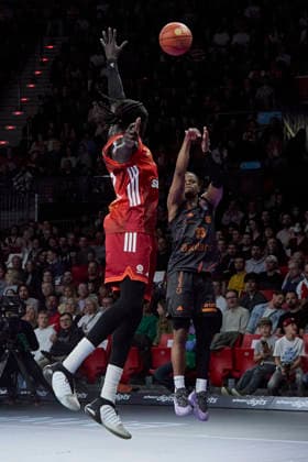 German Basketball Bundesliga BBL , FC Bayern Munich Basketball vs NINERS Chemnitz, Munich FC Bayern Basketball, NINERS Chemnitz, 2026 04 12 in Munich SAP Garden WASHINGTON Eric NINERS Chemnitz Point Guard PG Nr33 CHE33 , GABRIEL Wenyen FC Bayern Munich Basketball Center C Nr32 FCBB32 sportworld Munich SAP Garden Bayern Germany