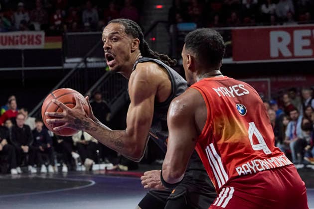 German Basketball Bundesliga BBL , FC Bayern Munich Basketball vs NINERS Chemnitz, Munich FC Bayern Basketball, NINERS Chemnitz, 2026 04 12 in Munich SAP Garden YEBO Kevin NINERS Chemnitz Power Forward PF Nr0 CHE0 , RATHAN MAYES Xavier FC Bayern Munich Basketball Shooting Guard SG Nr4 FCBB4 sportworld Munich SAP Garden Bayern Germany