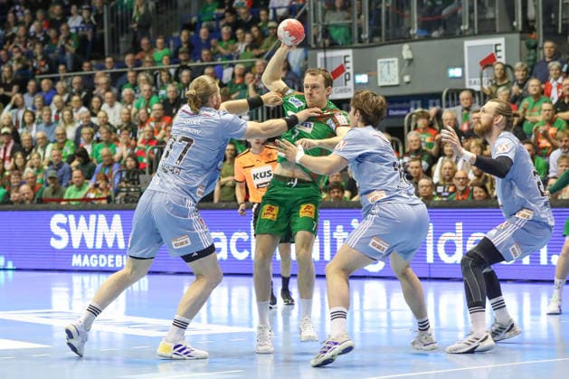 12 04 2026, xgox, Handball Daikin HBL SC Magdeburg HC Erlangen emspor, v l Maciej Gebala Erlangen, 77 , Felix Claar Magdeburg, 7 , Tim Goemmel Erlangen, 95 duel, duel, fight, tackle Magdeburg