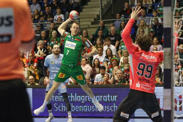 12 04 2026, xgox, Handball Daikin HBL SC Magdeburg HC Erlangen emspor, v l Felix Claar Magdeburg, 7 throws goal, Torschuetze, scores goal, Treffer, scores the goal Magdeburg