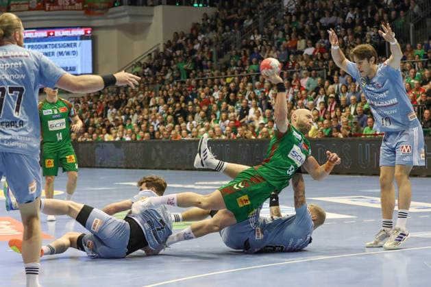 12 04 2026, xgox, Handball Daikin HBL SC Magdeburg HC Erlangen emspor, v l Yannik Bialowas Erlangen, 7 , Oscar Bergendahl Magdeburg, 54 , Marek Nissen Erlangen, 6 duel, duel, fight, tackle Magdeburg
