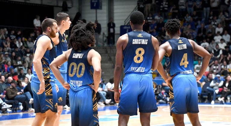 12 04 2026, xokbx, Basketball easyCredit BBL Bundesliga, Frankfurt Skyliners MLP Academics Heidelberg v l Team derSkyliners rund um Tyger Campbell Fraport Skyliners Frankfurt , William Christmas Fraport Skyliners Frankfurt , Nahiem Alleyne Fraport Skyliners Frankfurt und co, Ratlos, Gestik, nachdenklich DFLB DFB REGULATIONS PROHIBIT ANY USE OF PHOTOGRAPHS as IMAGE SEQUENCES and or QUASI VIDEO Frankfurt am Main