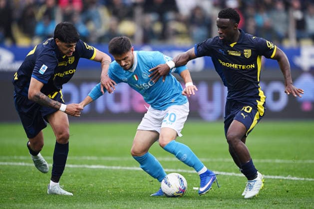 Cm Parma 12 04 2026 - campionato di calcio serie A Parma-Napoli foto Cristiano Mazzi Image nella foto: Eljif Elmas-Lamine Keita-Mariano Emir Troilo 