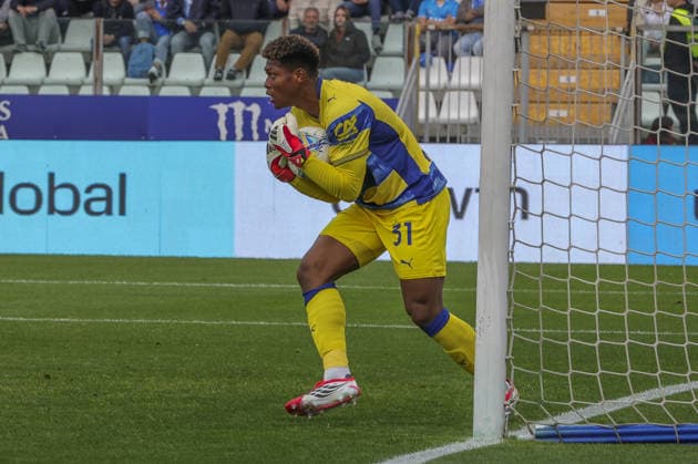 Zion Suzuki of Parma AC makes a save during Parma Calcio vs SSC Napoli, 32Â° Serie A Enilive 2025-26 game at New Balance Arena in Parma (PR), Italy, on April 12, 2026.  Copyright: xDavidexCasentini IPAxSportx xipa-agency.netx xx IPA_73913755 IPA_Agency_IPA73913755