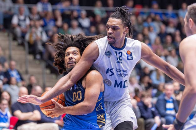Frankfurt Skyliners MLP Academics Heidelberg, easyCredit BBL Osun Osunniyi MLP Academics Heidelberg, 12 defends against the onrushing Tyger Campbell Skyliners, 00 easyCredit BBL match between Frankfurt Skyliners and MLP Academics Heidelberg on April 12, 2026 at Süwag Energie ARENA in Frankfurt am Main , Frankfurt am Main Hessen Germany Süwag Energie ARENA