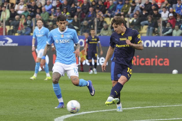 Adrian Bernabe of Parma AC competes for the ball with Mathias Olivera of SSC Napoli during Parma Calcio vs SSC Napoli, 32Â° Serie A Enilive 2025-26 game at New Balance Arena in Parma (PR), Italy, on April 12, 2026.  Copyright: xDavidexCasentini IPAxSportx xipa-agency.netx xx IPA_73913760 IPA_Agency_IPA73913760