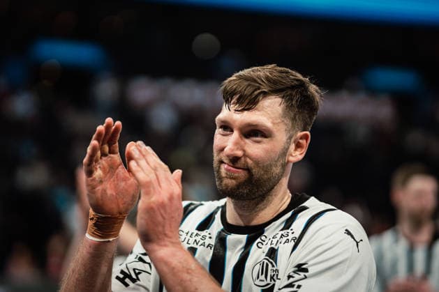HBL HSV Hamburg vs THW Kiel, 12 04 2026 Harald Reinkind THW Kiel, 6 claps to the fans after the end of the match HBL HSV Hamburg vs THW Kiel on 12 04 2026 at Barclays Arena, Hamburg Copyright: xBEAUTIFULxSPORTS Tonhäuserx