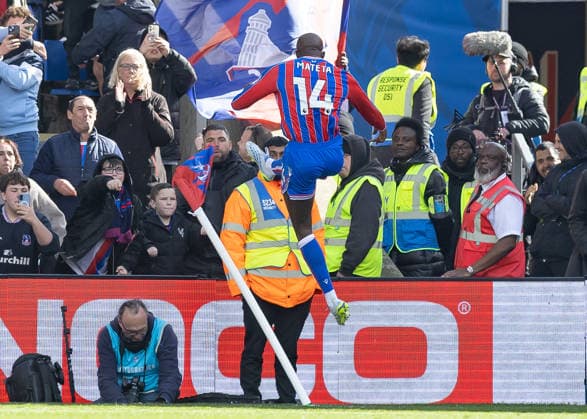 Crystal Palace v Newcastle United, Premier League, Football, Selhusrt Park Stadium, London, UK - 12 Apr 2026 Goal. Jean-Philippe Mateta Crystal Palace FC celebrates by kicking the corner flag (2-1) after scoring from the spot London Selhusrt Park Stadium Selhurst GBR, UK NEWSPAPERS OUT Copyright: xEllixBirchx