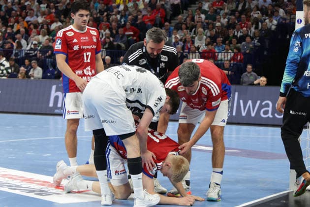 2026 04 12 xfsx Daikin HBL Handballl 1 Bundesliga Hamburger Sportverein Handball THW Kiel v l Frederik Bo Andersen 21, HSV Hamburg Handball is injured Copyright: HMBxMedia FernandoxSoares