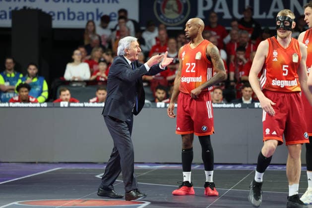 Svetislav Pesic FC Bayern Basketball, head coach gesticulates, gets upset, emotions, with Isiaha Mike FC Bayern Basketball, 22 and Niels Giffey FC Bayern Basketball, 05 , GER, FC Bayern Basketball vs Niners Chemnitz, Basketball, easycredit Basketball Bundesliga, 29 Matchday, Season 2025 2026, 12 04 2026, GER, FC Bayern Basketball vs Niners Chemnitz, Basketball, easycredit Basketball Bundesliga, 29 Matchday, Season 2025 2026, 12 04 2026 Muenchen Copyright: xEibner-Pressefoto JennixMaulx EP_JML