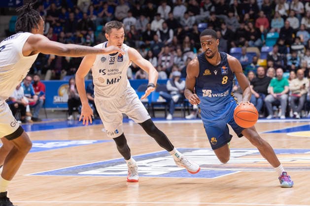Frankfurt Skyliners MLP Academics Heidelberg, easyCredit BBL Osun Osunniyi MLP Academics Heidelberg, 12 and Ryan Mikesell MLP Academics Heidelberg, 33 defend against William Christmas Skyliners, 8 Game of the easyCredit BBL between Frankfurt Skyliners and MLP Academics Heidelberg on April 12, 2026 at Süwag Energie ARENA in Frankfurt am Main , Frankfurt am Main Hessen Germany Süwag Energie ARENA