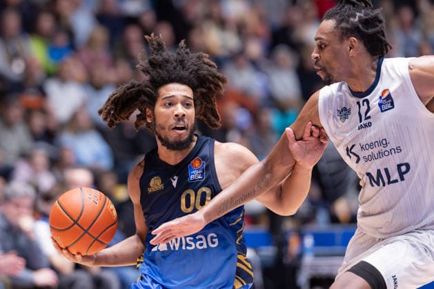 Frankfurt Skyliners MLP Academics Heidelberg, easyCredit BBL Osun Osunniyi MLP Academics Heidelberg, 12 defends against Tyger Campbell Skyliners, 00 Game of the easyCredit BBL between Frankfurt Skyliners and MLP Academics Heidelberg on April 12, 2026 at Süwag Energie ARENA in Frankfurt am Main , Frankfurt am Main Hessen Germany Süwag Energie ARENA