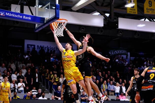 ProA Phoenix Hagen vs Bozic Estriche Knights Kirchheim, Hagen, 12 04 2026, Ischelandhalle Hagen Fabian Bleck 10, Phoenix Hagen, PF on a lay-up, tight defense ProA Phoenix Hagen vs Bozic Estriche Knights Kirchheim, Hagen, 12 04 2026, Ischelandhalle Hagen Copyright: xBEAUTIFULxSPORTS Piepenstockx