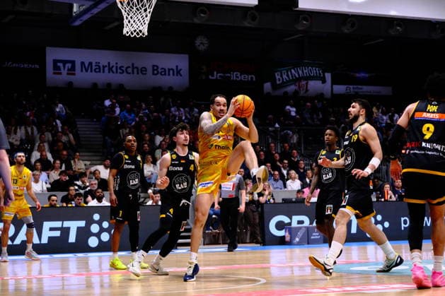 ProA Phoenix Hagen vs Bozic Estriche Knights Kirchheim, Hagen, 12 04 2026, Ischelandhalle Hagen Jeffrey Carroll 30, Phoenix Hagen, SF under the basket ProA Phoenix Hagen vs Bozic Estriche Knights Kirchheim, Hagen, 12 04 2026, Ischelandhalle Hagen Copyright: xBEAUTIFULxSPORTS Piepenstockx