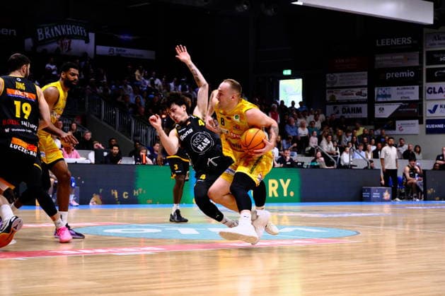 ProA Phoenix Hagen vs Bozic Estriche Knights Kirchheim, Hagen, 12 04 2026, Ischelandhalle Hagen Devin Lawrence Schmidt 8, Phoenix Hagen, SG prevails against Gian Bahattin Aydinoglu 4, Bozic Estriche Knights Kirchheim, PG ProA Phoenix Hagen vs Bozic Estriche Knights Kirchheim, Hagen, 12 04 2026, Ischelandhalle Hagen Copyright: xBEAUTIFULxSPORTS Piepenstockx