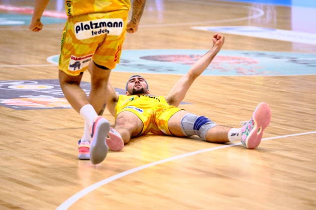 ProA Phoenix Hagen vs Bozic Estriche Knights Kirchheim, Hagen, 12 04 2026, Ischelandhalle Hagen Dominick Jordan von Waaden 13, Phoenix Hagen, SG cheers on the floor after his three-pointer with foul ProA Phoenix Hagen vs Bozic Estriche Knights Kirchheim, Hagen, 12 04 2026, Ischelandhalle Hagen Copyright: xBEAUTIFULxSPORTS Piepenstockx