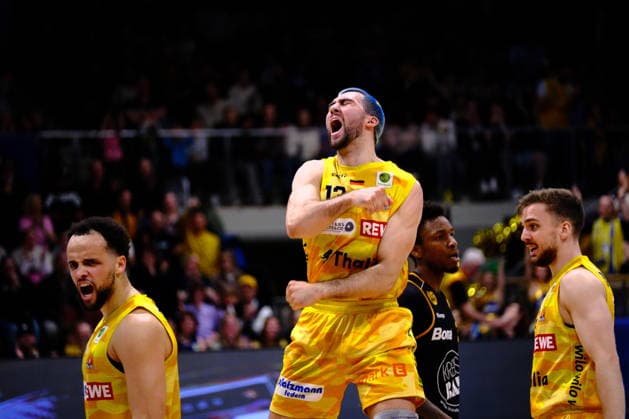 ProA - Phoenix Hagen vs. Bozic Estriche Knights Kirchheim, Hagen, 12.04.2026, Ischelandhalle Hagen Dominick Jordan von Waaden ( 13, Phoenix Hagen, SG) jubelt nach seinem Dreier mit Foul ; ProA - Phoenix Hagen vs. Bozic Estriche Knights Kirchheim, Hagen, 12.04.2026, Ischelandhalle Hagen *** ProA Phoenix Hagen vs Bozic Estriche Knights Kirchheim, Hagen, 12 04 2026, Ischelandhalle Hagen Dominick Jordan von Waaden 13, Phoenix Hagen, SG celebrates after his three-pointer with foul ProA Phoenix Hagen vs Bozic Estriche Knights Kirchheim, Hagen, 12 04 2026, Ischelandhalle Hagen Copyright: xBEAUTIFULxSPORTS Piepenstockx