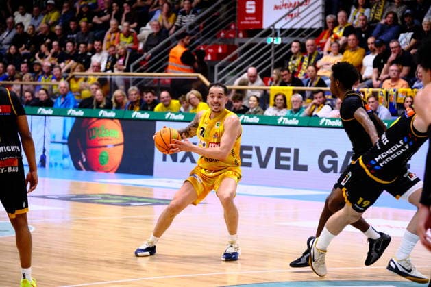 ProA Phoenix Hagen vs Bozic Estriche Knights Kirchheim, Hagen, 12 04 2026, Ischelandhalle Hagen Jeffrey Carroll 30, Phoenix Hagen, SF is looking for his teammates for a pass ProA Phoenix Hagen vs Bozic Estriche Knights Kirchheim, Hagen, 12 04 2026, Ischelandhalle Hagen Copyright: xBEAUTIFULxSPORTS Piepenstockx