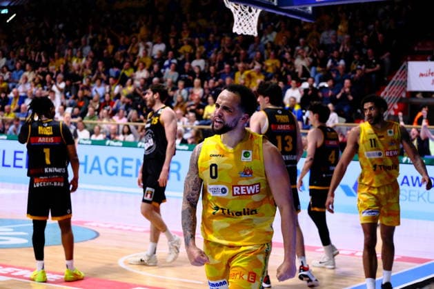 ProA Phoenix Hagen vs Bozic Estriche Knights Kirchheim, Hagen, 12 04 2026, Ischelandhalle Hagen Marcus Henri Graves 0, Phoenix Hagen, PG celebrates his basket with foul ProA Phoenix Hagen vs Bozic Estriche Knights Kirchheim, Hagen, 12 04 2026, Ischelandhalle Hagen Copyright: xBEAUTIFULxSPORTS Piepenstockx