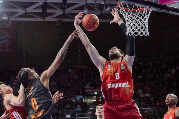German Basketball Bundesliga BBL , FC Bayern Munich Basketball vs NINERS Chemnitz, Munich FC Bayern Basketball, NINERS Chemnitz, 2026 04 12 in Munich SAP Garden YEBO Kevin NINERS Chemnitz Power Forward PF Nr0 CHE0 , KRATZER Leon FC Bayern Munich Basketball Center C Nr8 FCBB8 sportworld Munich SAP Garden Bayern Germany